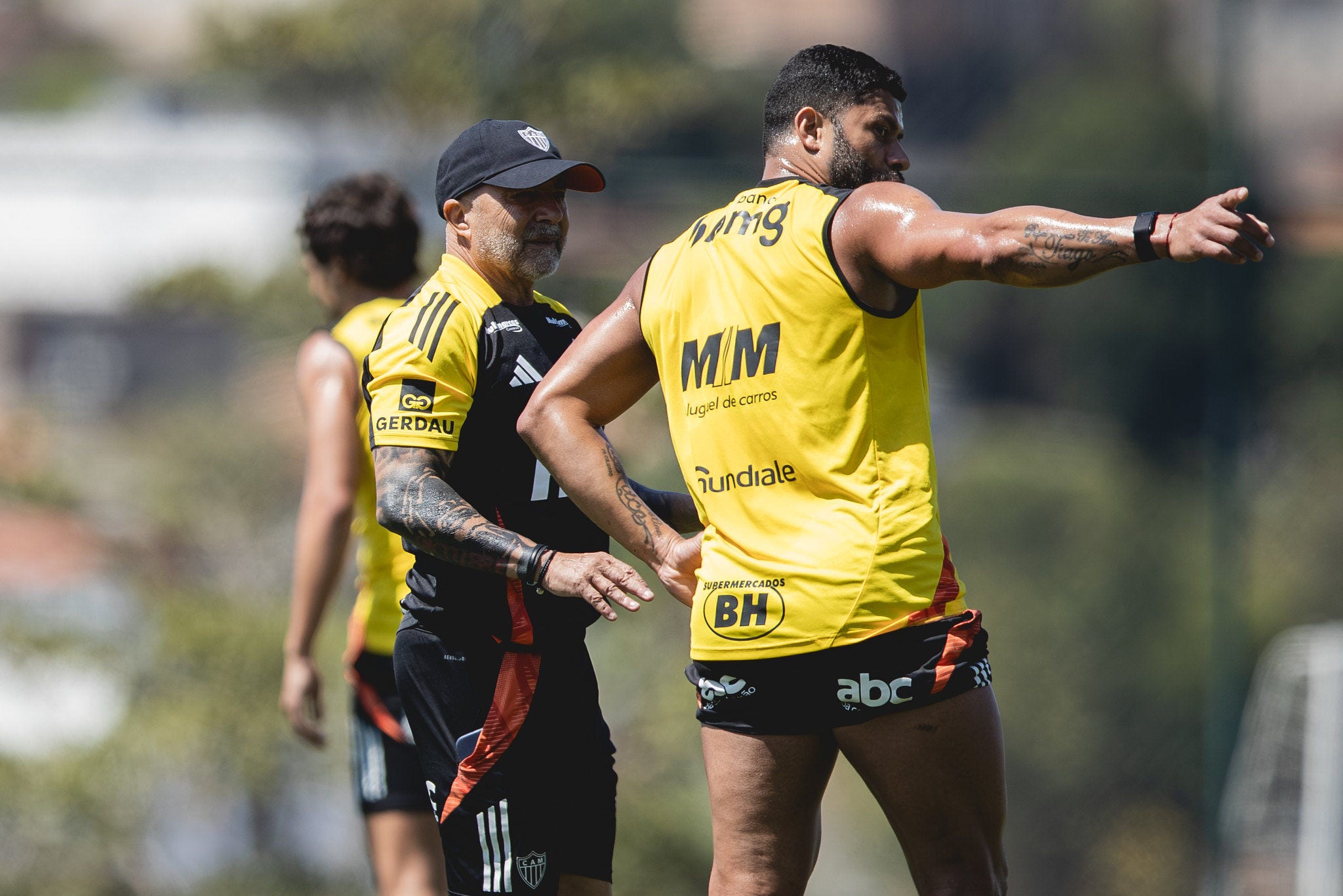Sampaoli conversa com Hulk em treino na Cidade do Galo