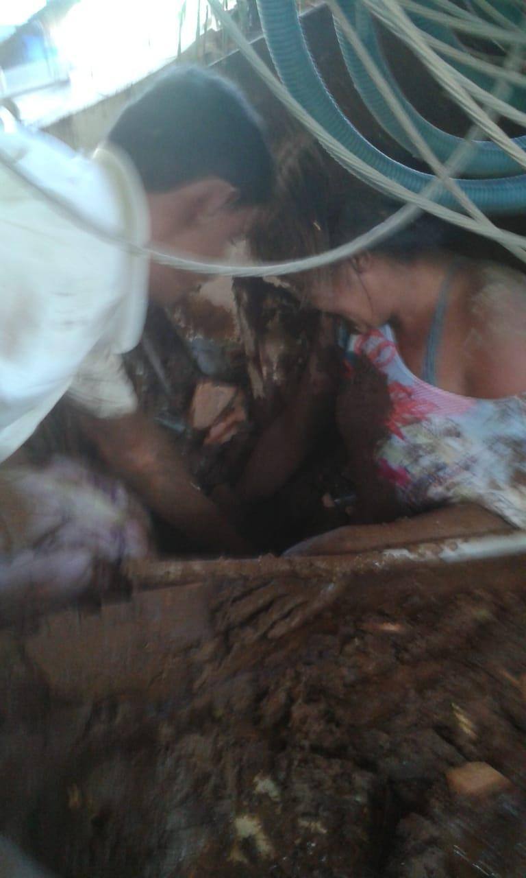 Mulher foi socorrida após lama atingir casa dela
