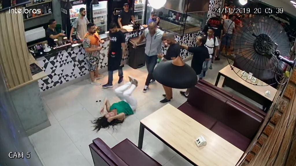 Após ser empurrada, mulher bateu a cabeça no chão e ficou desacordada por alguns segundos
