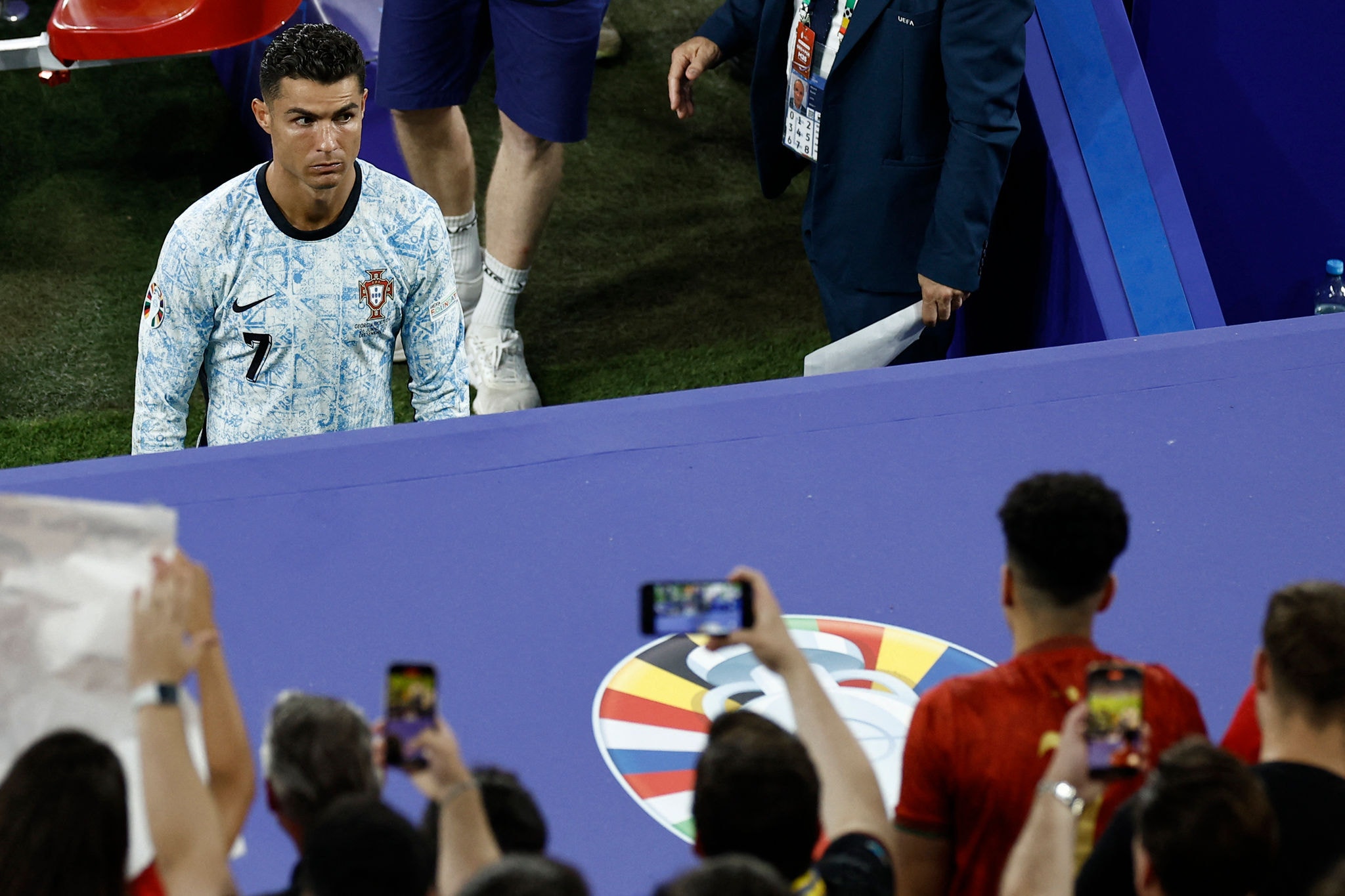 Cristiano Ronaldo quase foi atingido por torcedor que 'caiu' das arquibancadas
