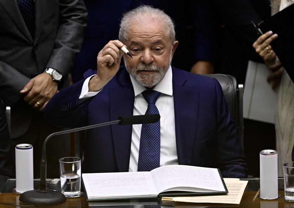 Lula mostra caneta que suou para assinar termo de posse neste domingo (1º), no Congresso Nacional