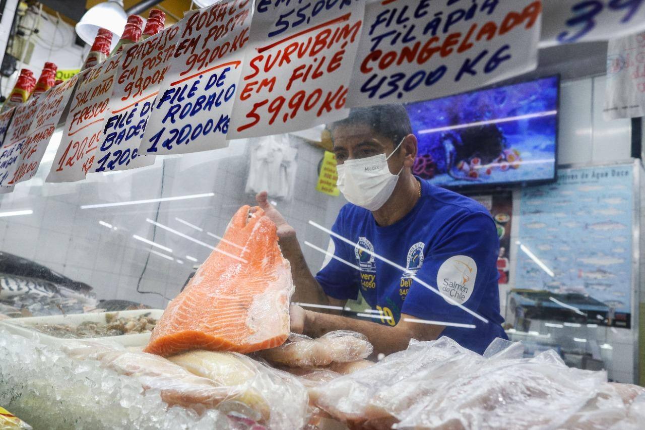 Salmão e bacalhau chegaram a dobrar de preço em comparação a 2021