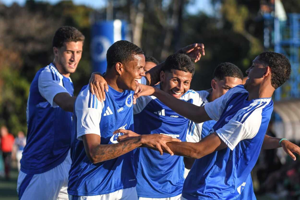 Jogadores do Cruzeiro sub-17 comemoram gol