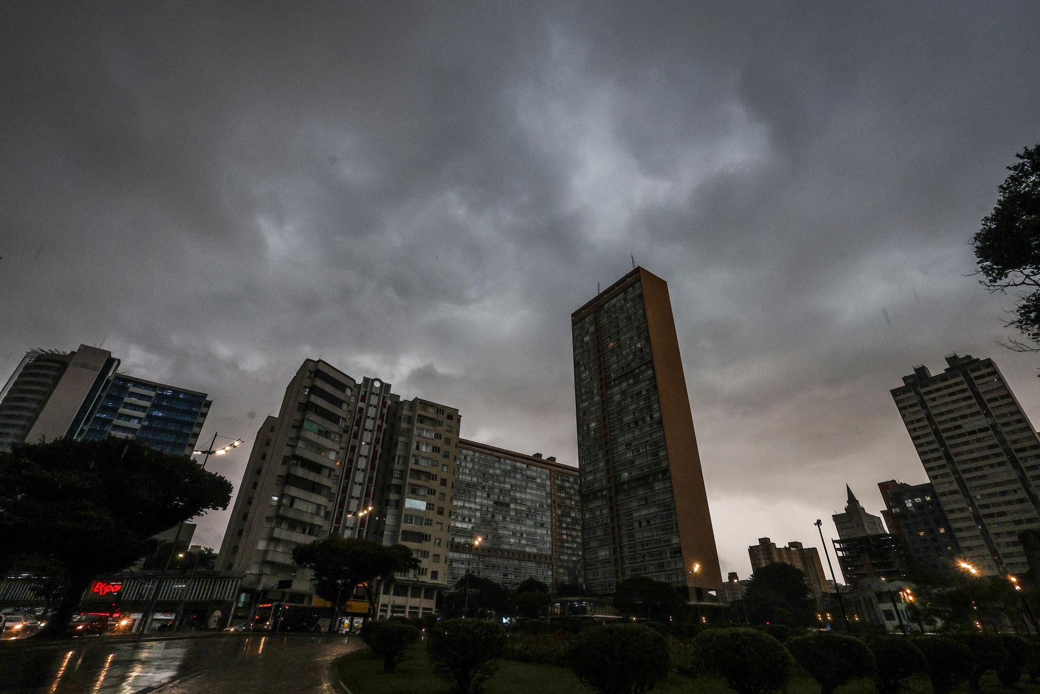 Chuva 'escureceu' o tempo em BH na tarde desta terça-feira 