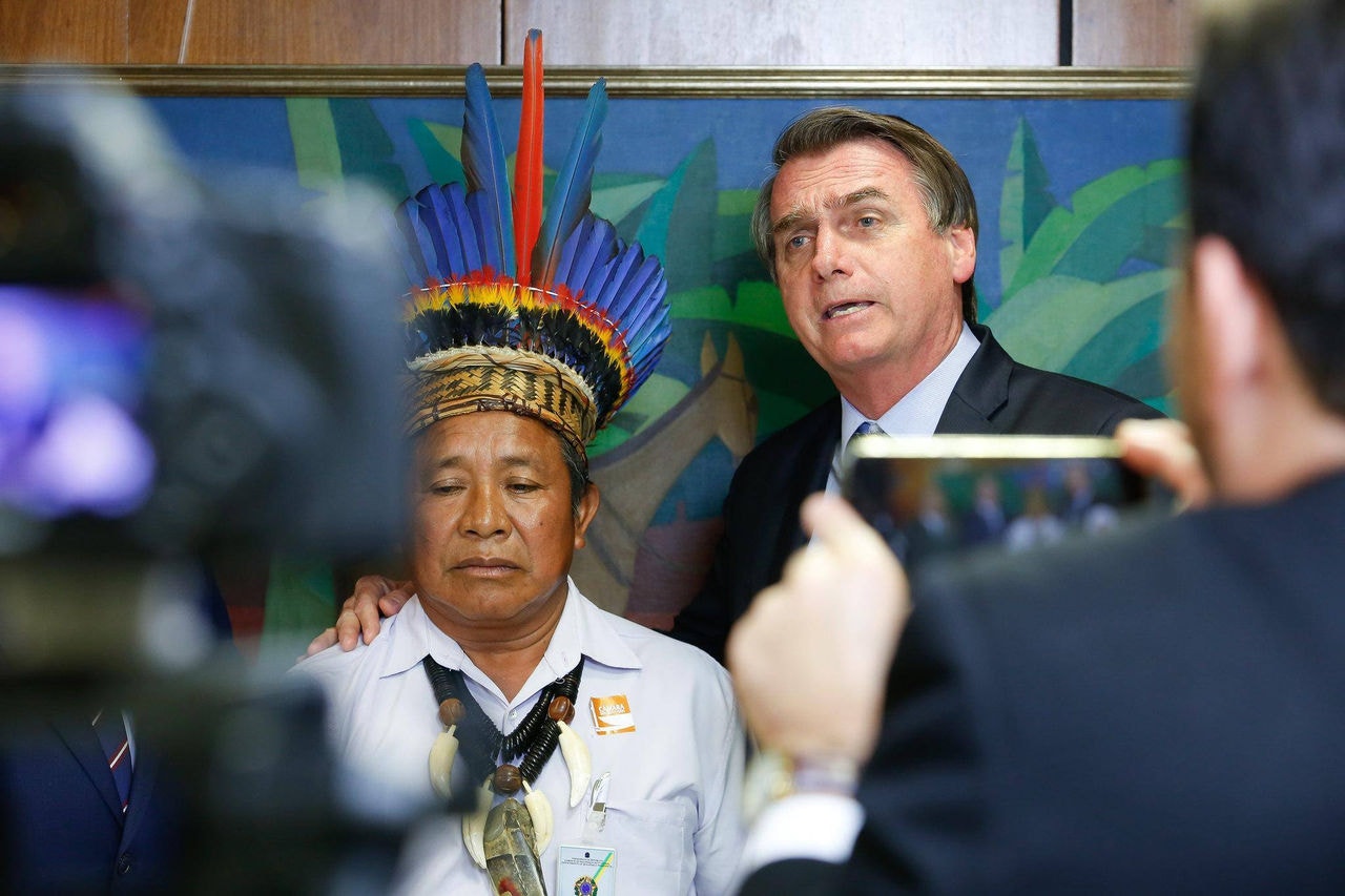 Jair Bolsonaro durante transmissão ao vivo sobre direitos dos povos indígenas, em abril de 2019