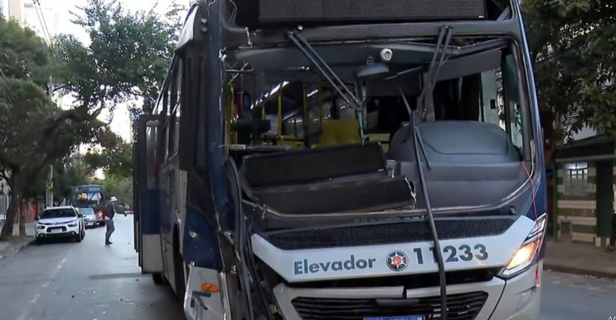 Coletivo da linha 4110 colidiu com a traseira do ônibus da linha 9208