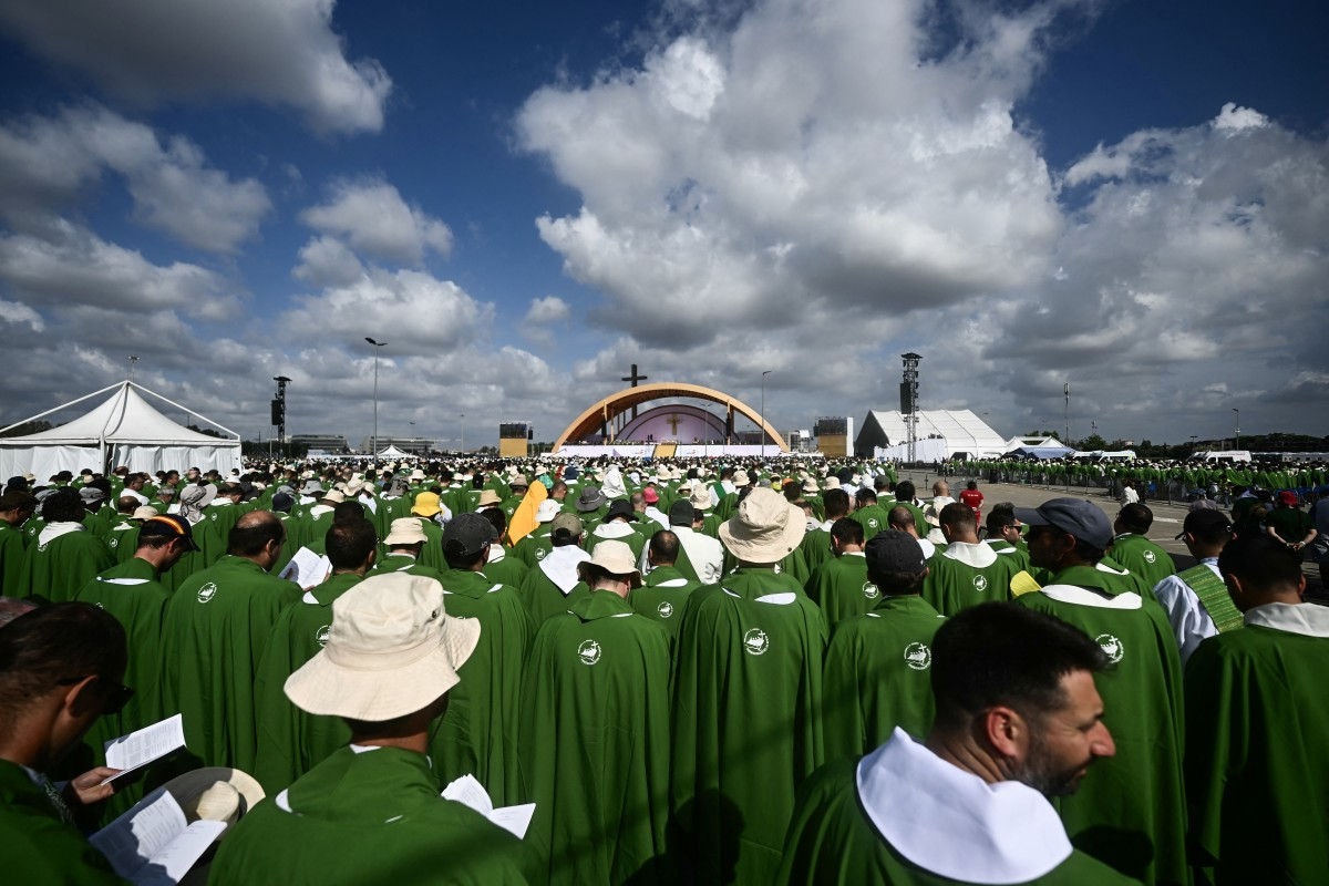 Young faithfuls attend an open-air mass in the Tor Vergata district of Rome, as part of Jubilee of Youth, on August 3, 2025. Pope Leo XIV presided over a final mass in Rome for over one million young people, the culmination of a youth pilgrimage that has drawn Catholics from across the world. (Photo by Filippo MONTEFORTE / AFP)