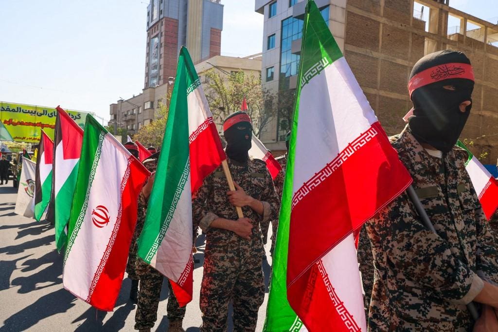Membros da guarda nacional do Irã participam de funeral de soldados mortos em ataque na Síria