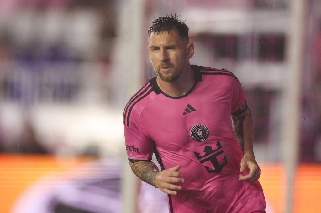 FORT LAUDERDALE, FLORIDA - MAY 18: Lionel Messi #10 of Inter Miami looks on during the first half against the D.C. United at Chase Stadium on May 18, 2024 in Fort Lauderdale, Florida.   Carmen Mandato/Getty Images/AFP (Photo by Carmen Mandato / GETTY IMAGES NORTH AMERICA / Getty Images via AFP)