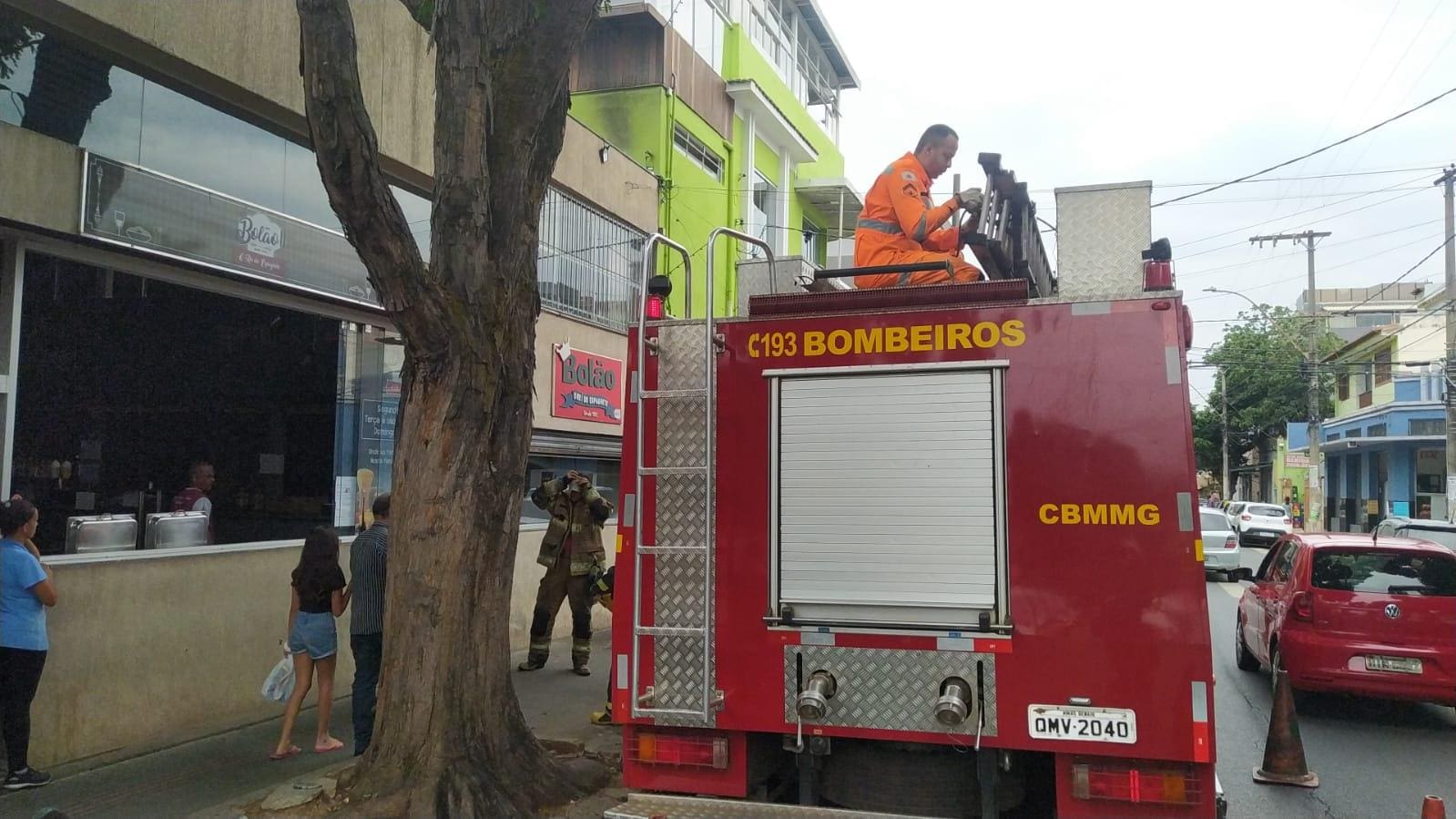 Fogo foi extinto, mas agentes seguem no local