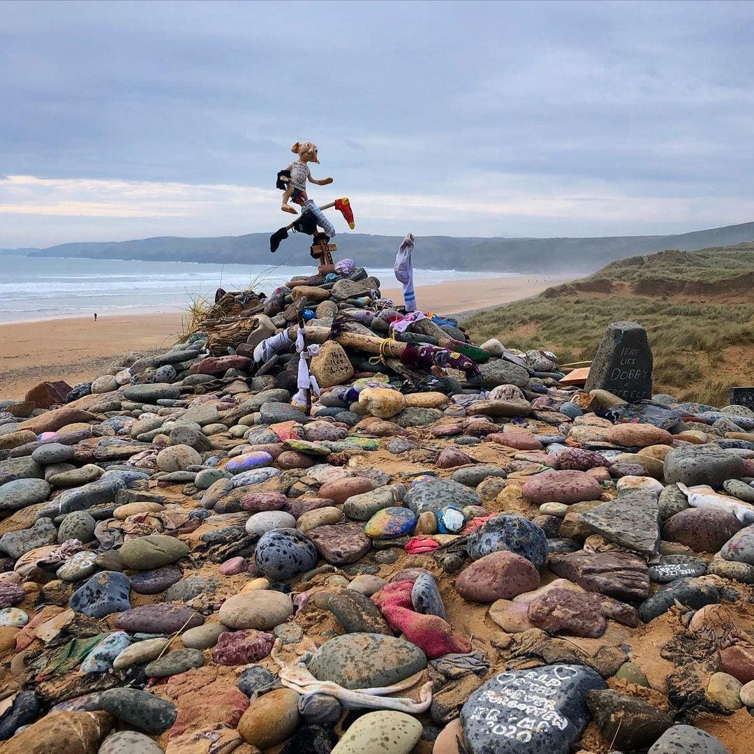 túmulo em homenagem a personagem de Harry Potter em praia britânicajpg