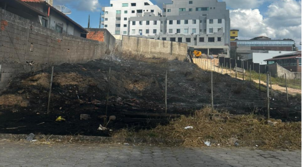 Bituca de cigarro causou incêndio em lote de João Monlevade, na região Central de Minas
