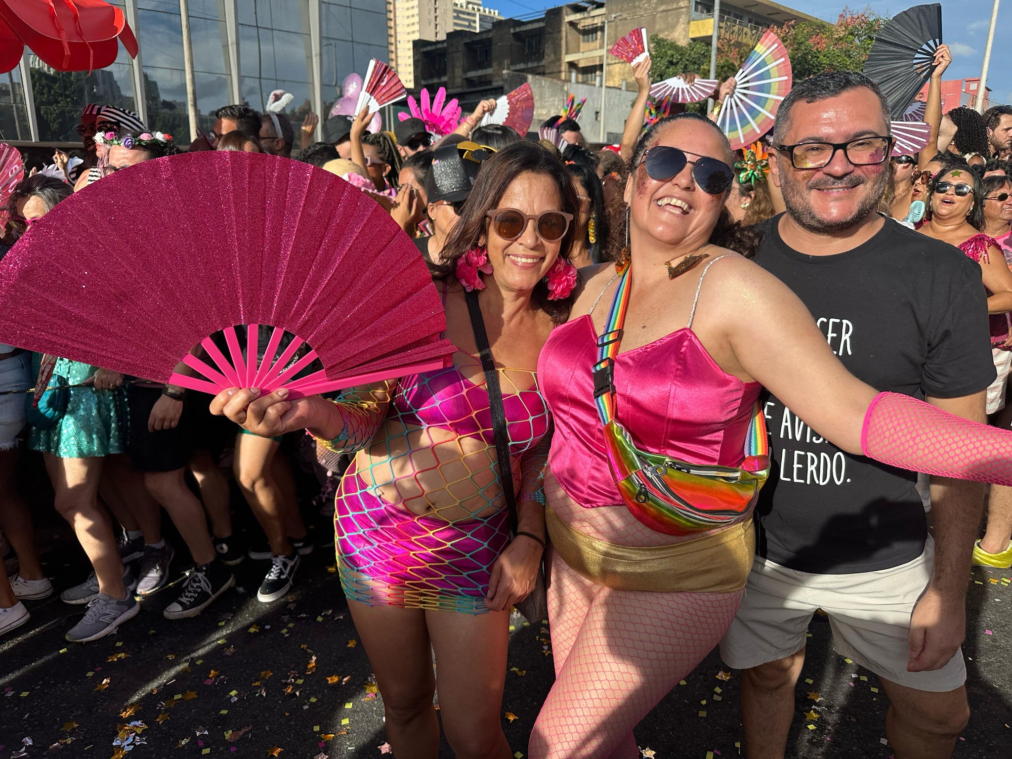 Foliões recorrem ao leque para aliviar o calor e curtir o Carnaval de Belo Horizonte