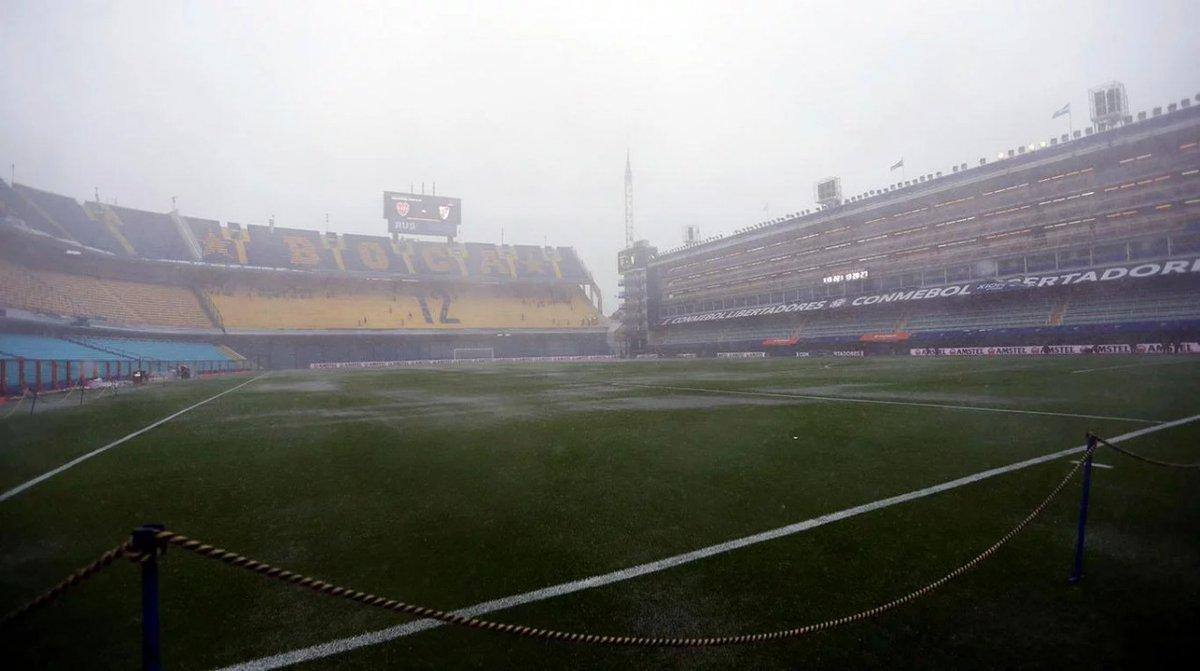 Segundo os árbitros responsáveis por apitar a partida, o estado do gramado da La Bombonera não têm condições de jogo