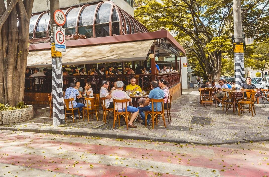  Tradicional bar de BH distribui chopp de graça para quem usar chinelo