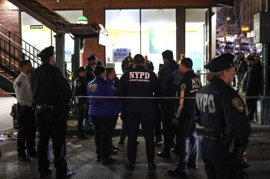 A polícia atuando na estação de metrô Mt. Eden Avenue, no bairro do Bronx, em Nova York