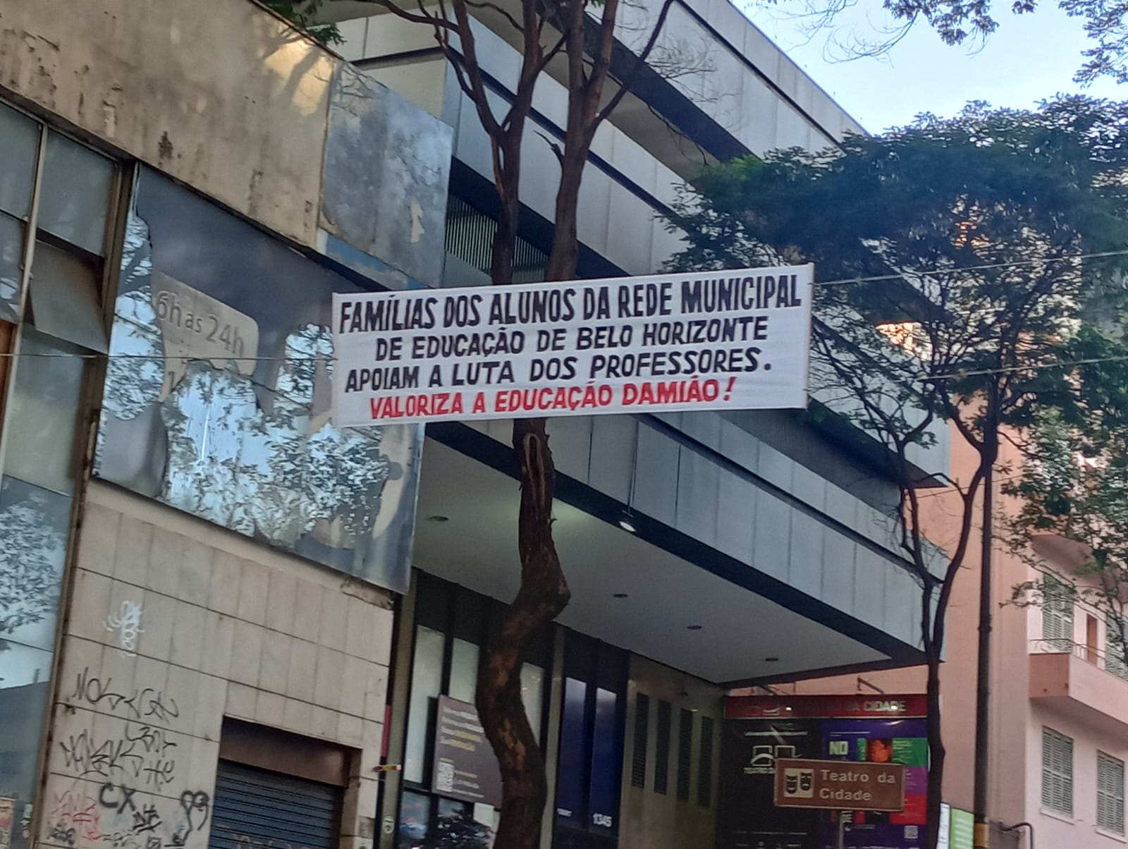 Faixa foi afixada na rua da Bahia, no Centro de Belo Horizonte, próximo à PBH