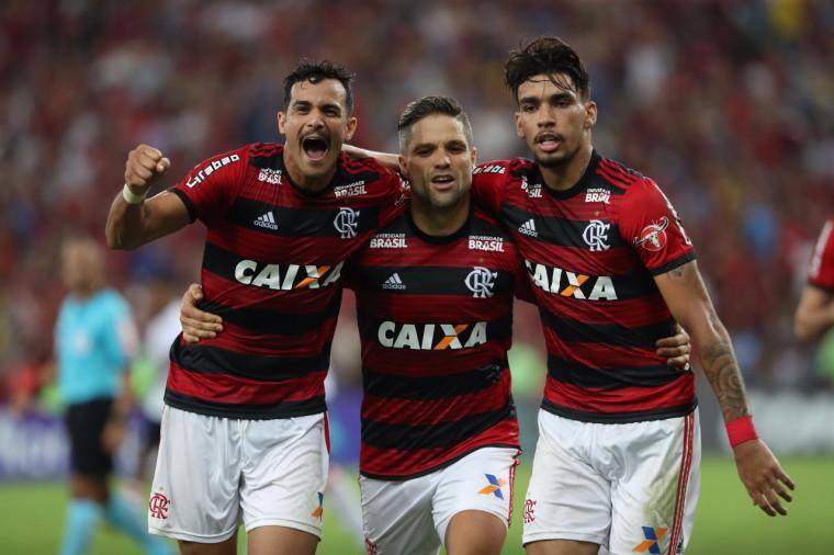 Empurrado por 51 mil torcedores, Fla bate Vitória e encosta no líder São Paulo