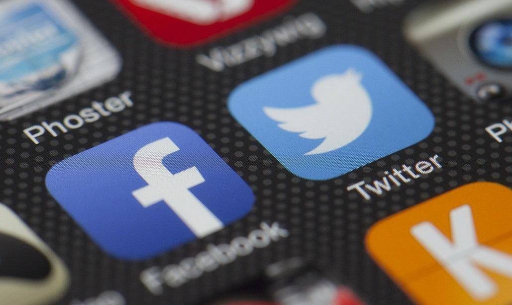 Senadores republicanos votam por convocar CEOs de Facebook e Twitter