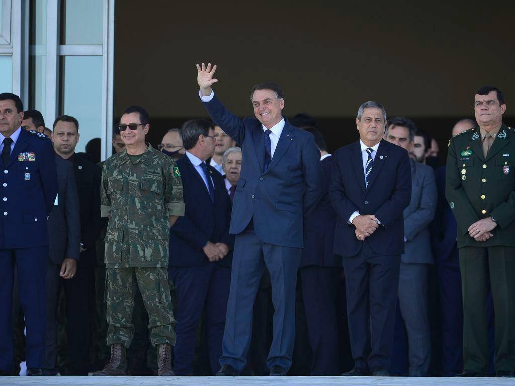 Bolsonaro recebeu o convite na rampa do Planalto ao lado dos comandantes das três forças e de ministros