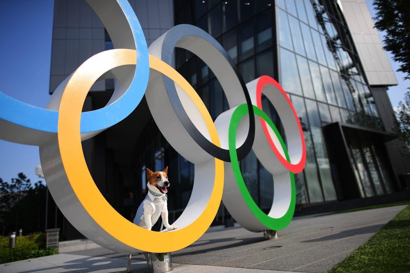 Anéis Olímpicos exibidos na Praça Olímpica do Japão, ao lado do novo Estádio Nacional, em construção, em Tóquio