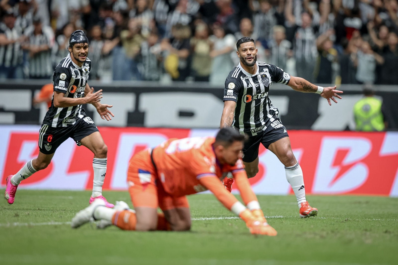 Hulk corre para comemorar o gol de falta diante do Bahia, na Arena MRV