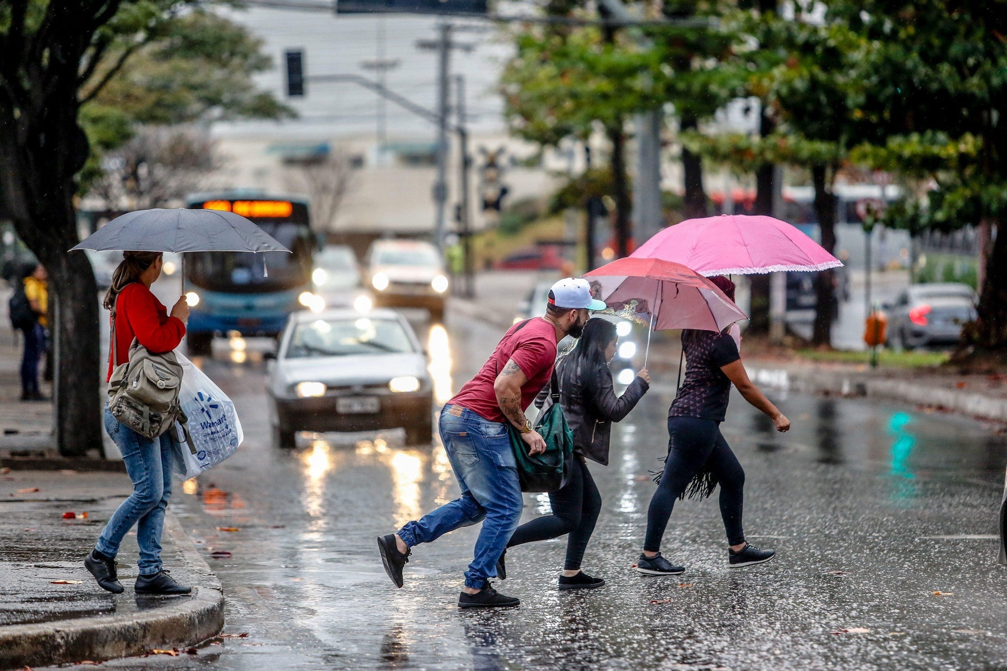 Há possibilidade de chuvas, raios e rajadas de vento ocasionais.