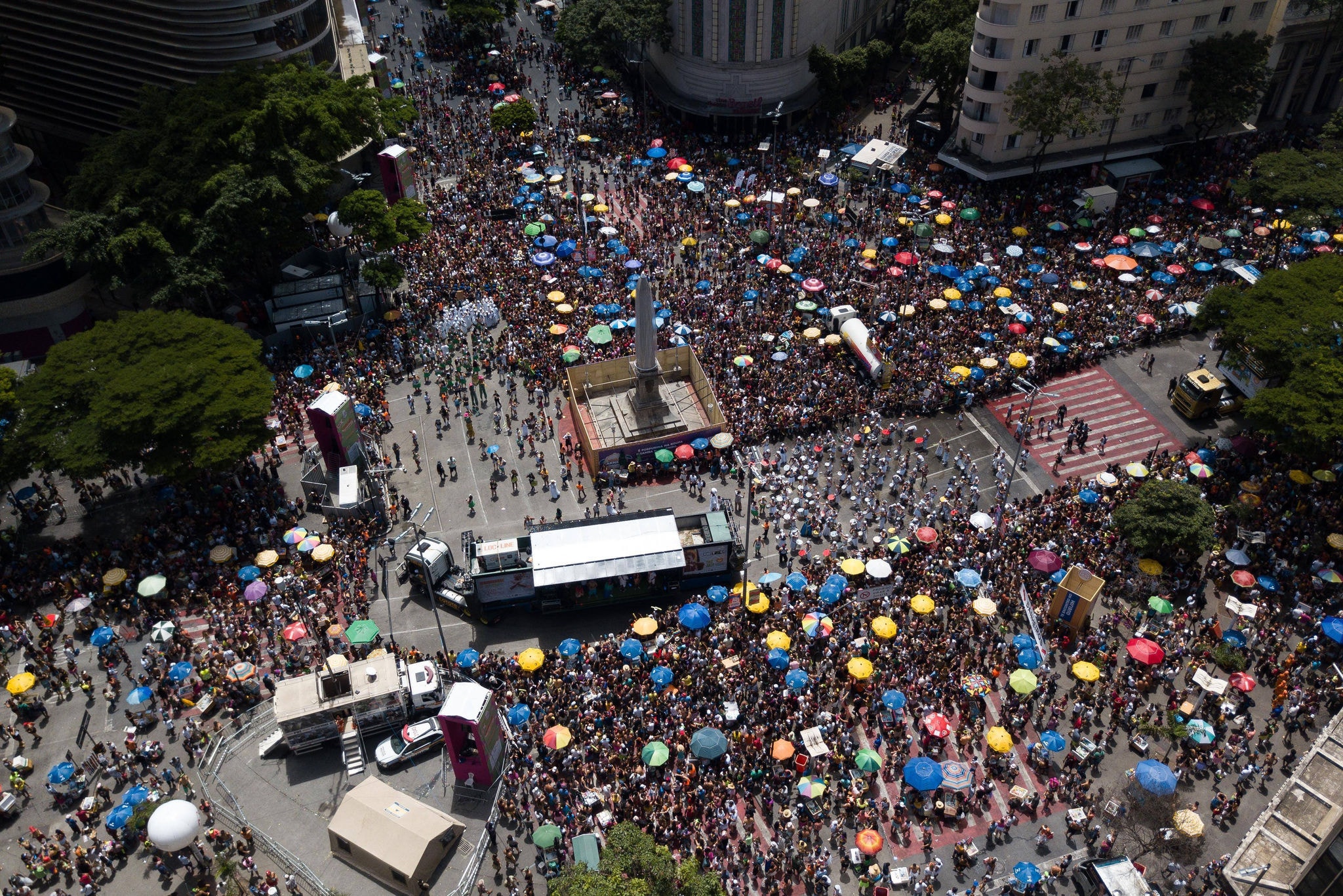 Foliões acompanham desfile de Carnaval na praça Sete, no centro de BH 