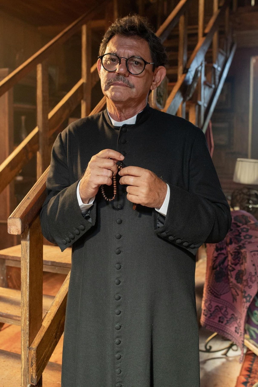 Chico Pelúcio interpreta o Padre Diógenes na novela 'Amor Perfeito', da Globo