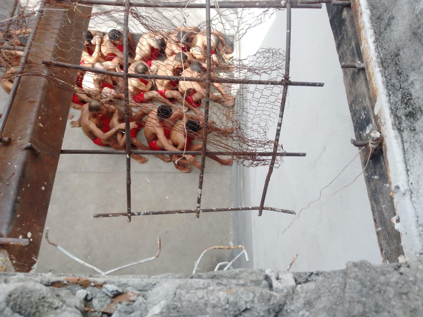 Detentos escaparam por buraco em grade no pátio de sol da penitenciária de Santa Luzia I