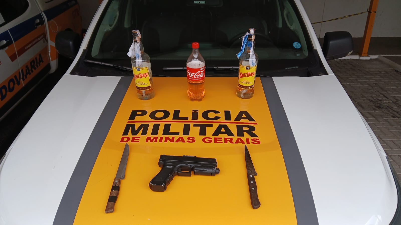 Homem usou réplica de arma para ameaçar mulher, rasgou roupas dela com facas; coquetel molotov foi usado para provocar incêndio na residência da vítima