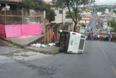 Kombi colidiu com um caminhão, capotou e atingiu crianças no bairro Novo Glória