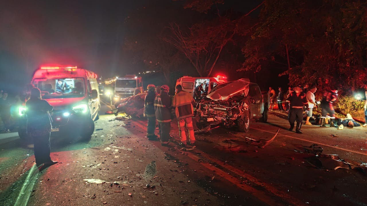 Veículos ficaram destruídos após impacto no Centro-Oeste de Minas