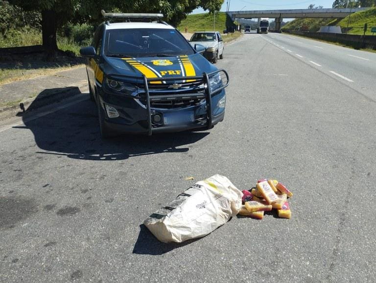 PRF prende três pessoas que saquearam carga de sabão em acidente