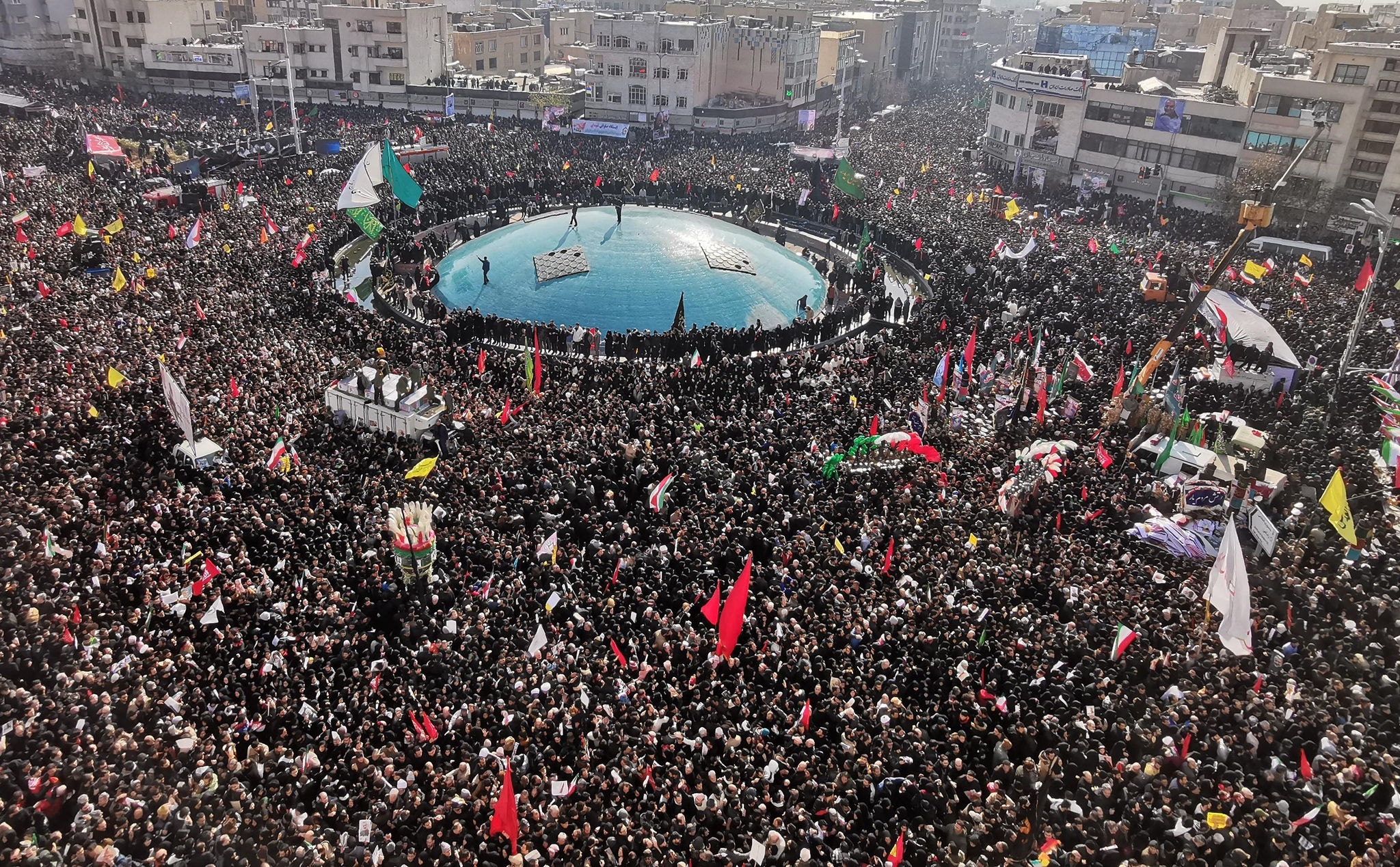 Multidão se aglomera pelas ruas do Teerã para prestar homenagem ao general Qassim Sulemaini