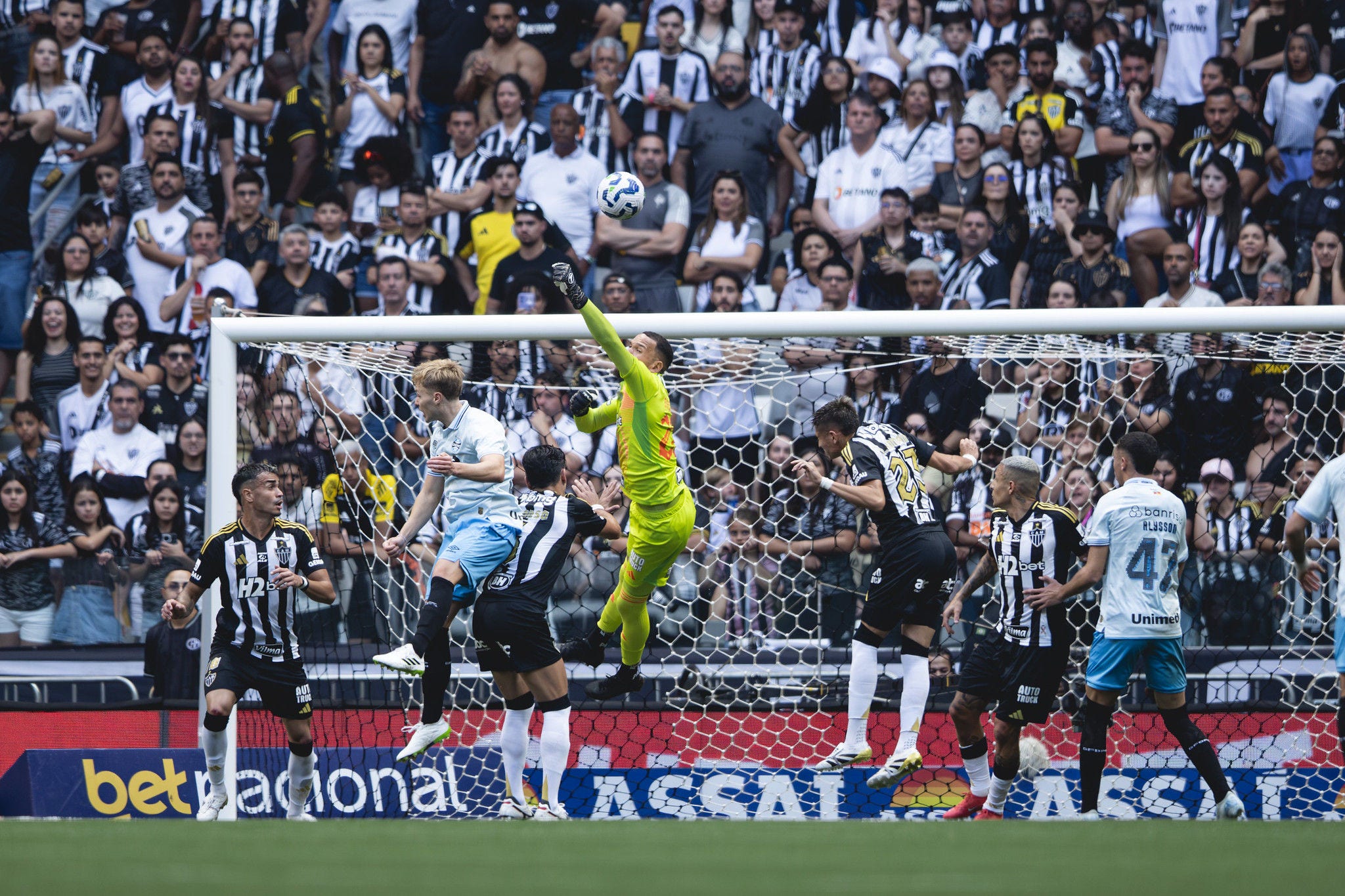 Bola aérea voltou a ser o algoz do Atlético na Arena MRV