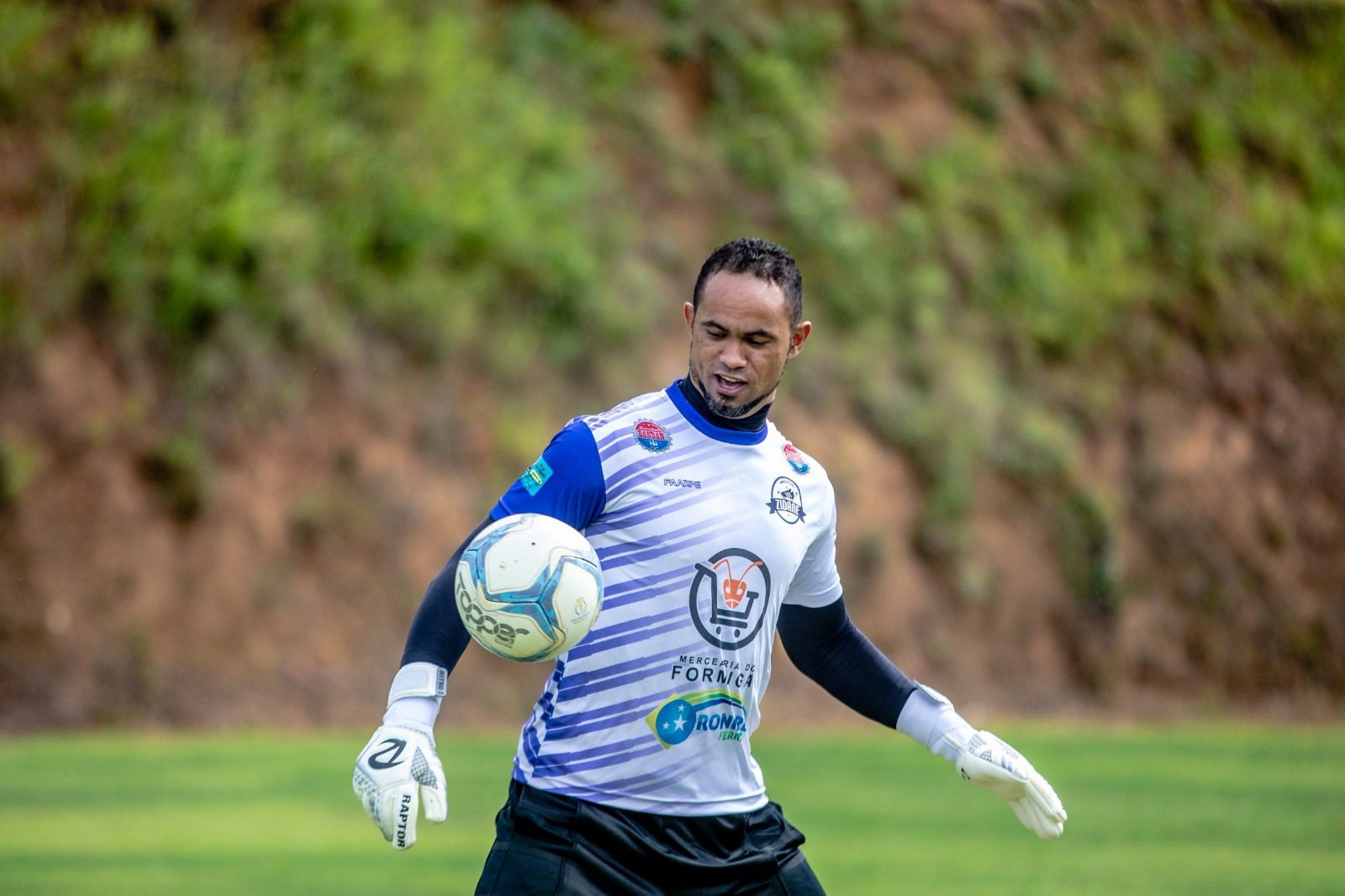 O goleiro Bruno Fernandes durante treinamento em Varginha