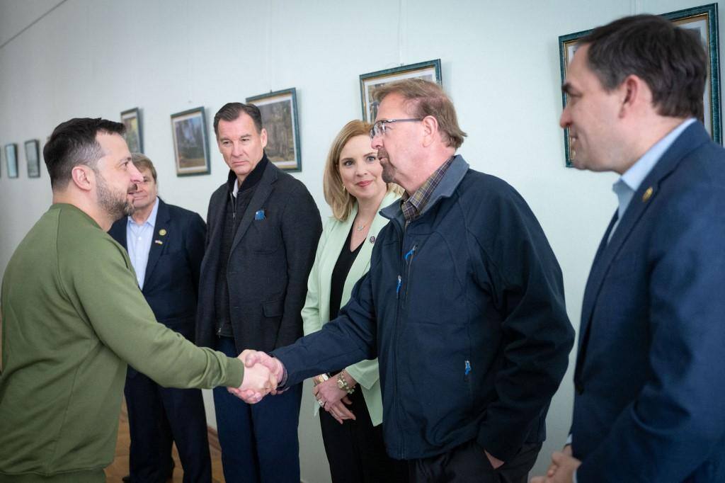 Zelensky recebe delegação com representantes do Congresso dos EUA na Ucrânia
