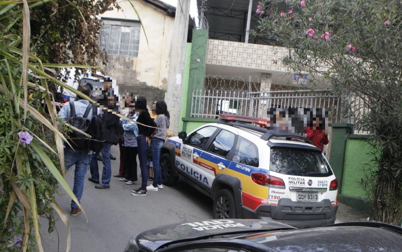 Crime aconteceu em Sabará. Parentes estavam bastante nervosos no local.