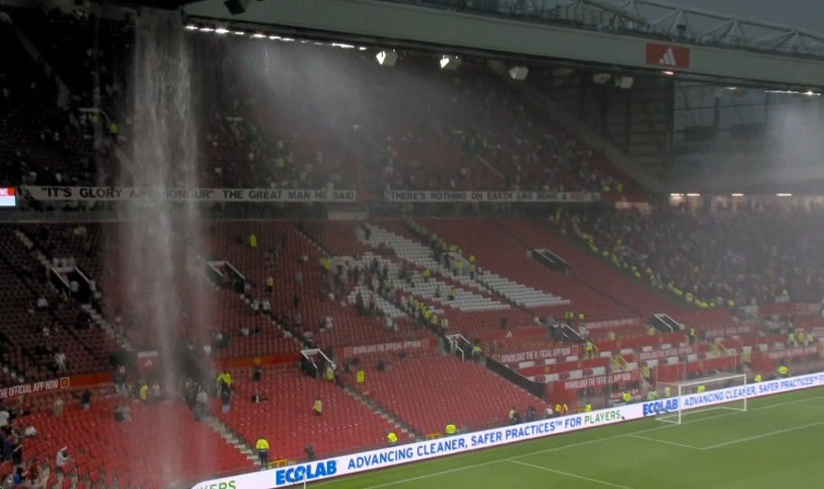 Uma cascata foi formada no Old Trafford em Manchester United x Arsenal
