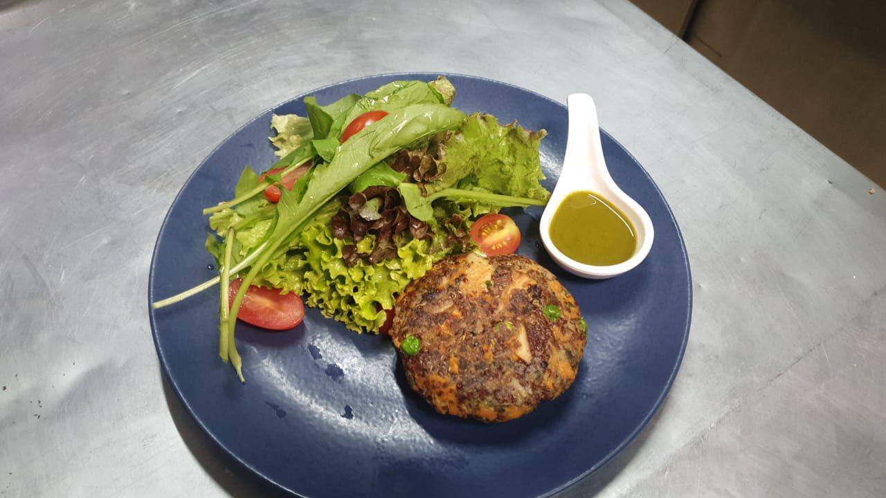 O 'Hambúrguer' Vegano de Quinoa Cogumelos e Legumes vai bem com diversos acompanhamentos