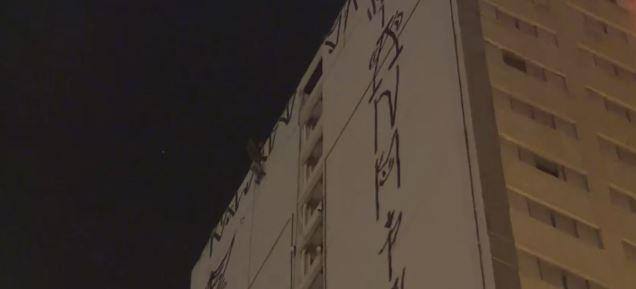 Suspeito pichava a fachada do prédio na rua Curitiba preso por uma corda