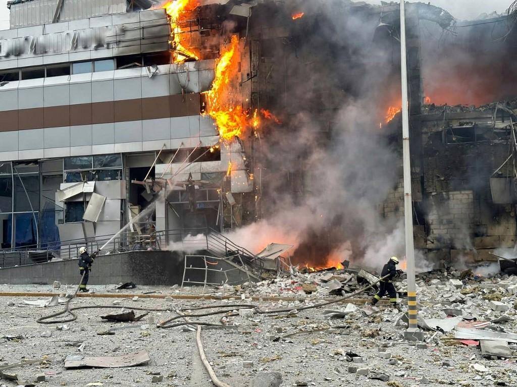 Bombeiros apagam incêndio em prédio atingido por míssil em Dnipro, Ucrânia