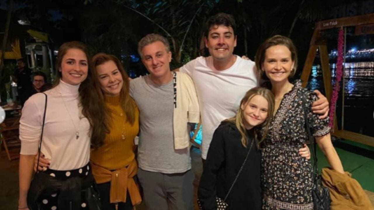 Fernanda Souza apareceu ao lado da namorada