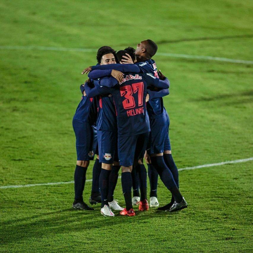 Jogadores do Red Bull Bragantino comemoram gol durante partida do Brasileirão