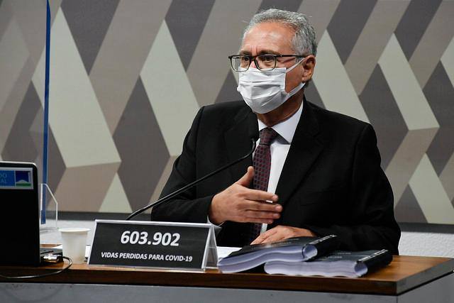 Renan Calheiros, relator da CPI, durante a leitura do seu relatório, na tarde desta quarta-feira