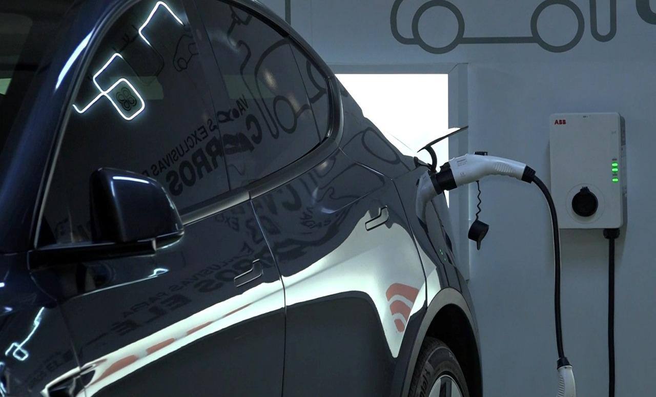 Carros elétricos sofrem com problemas no reparo das baterias