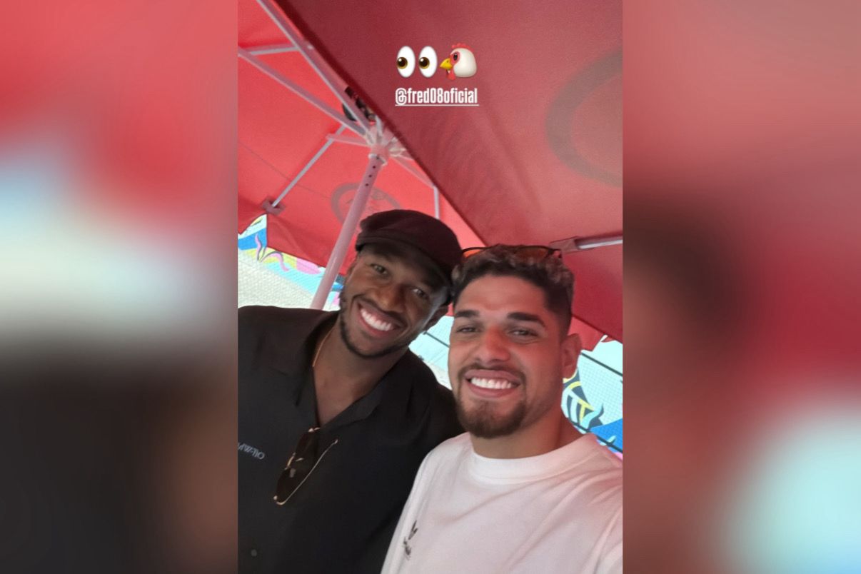 Rubens, do Atlético, posta foto ao lado do volante Fred, do Fenerbahçe