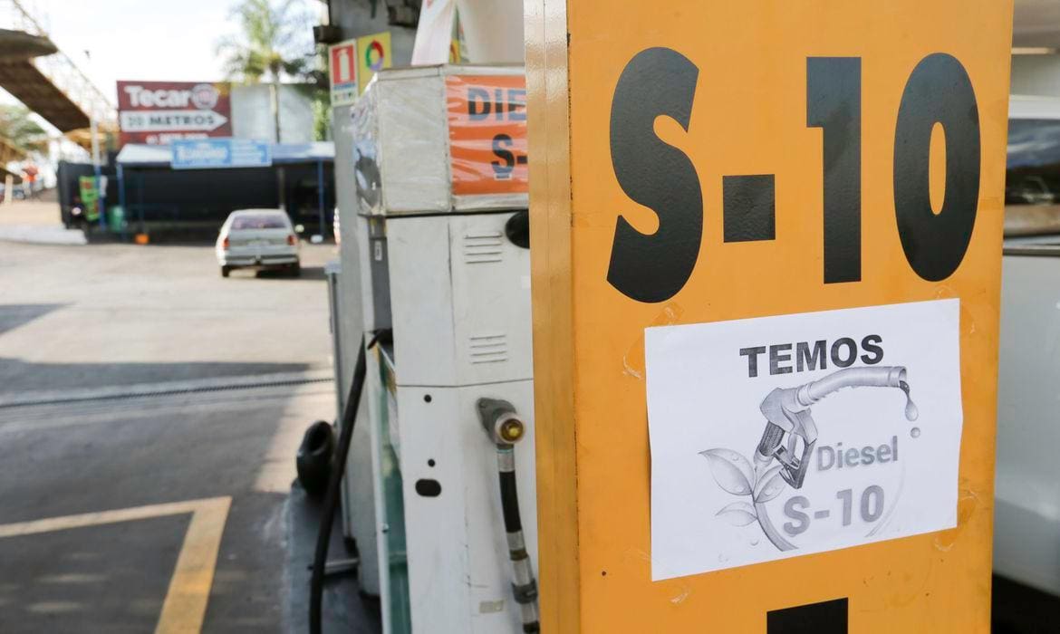 Bomba de diesel em posto de combustível