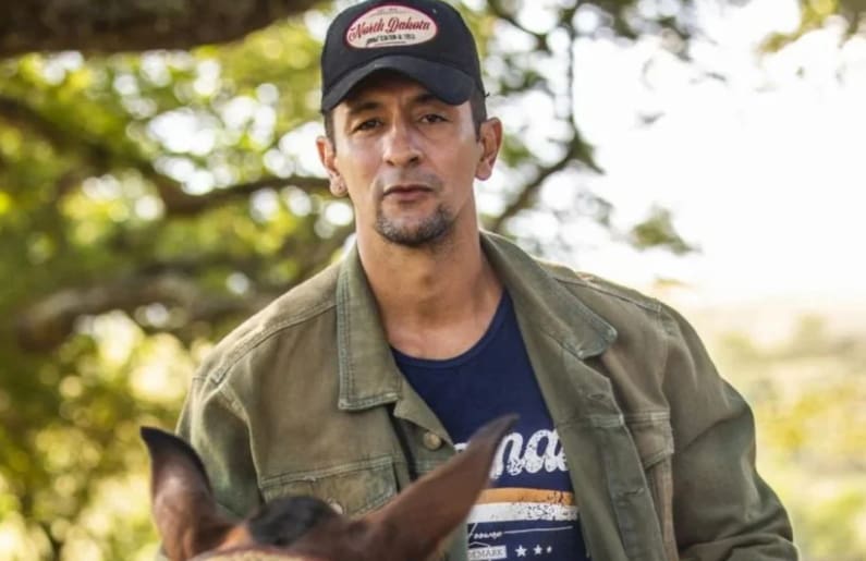O ator Irandhir Santos sofreu uma queda de cavalo nos bastidores de uma das gravações da novela Pantanal
